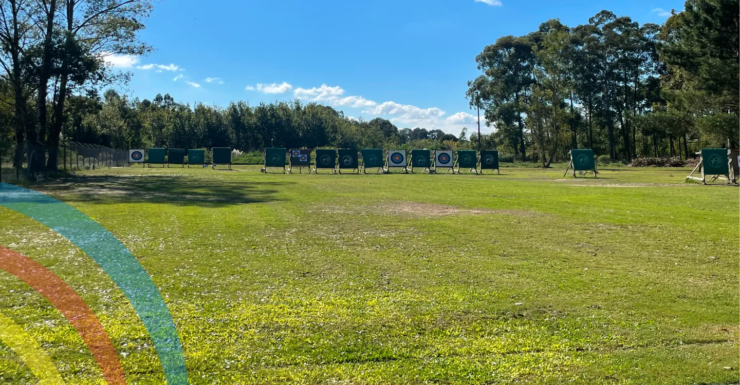 Campo de tiro con arcos y blancos al aire libre